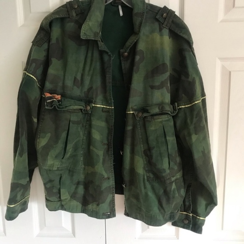 FREE PEOPLE I camo jacket